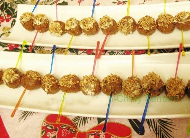 Bolitas de queso en crema azul, con dátiles y almendras.