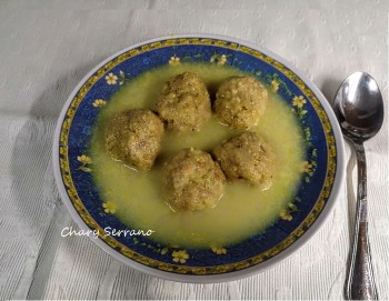 Albóndigas de pavo y pollo en caldo al azafrán