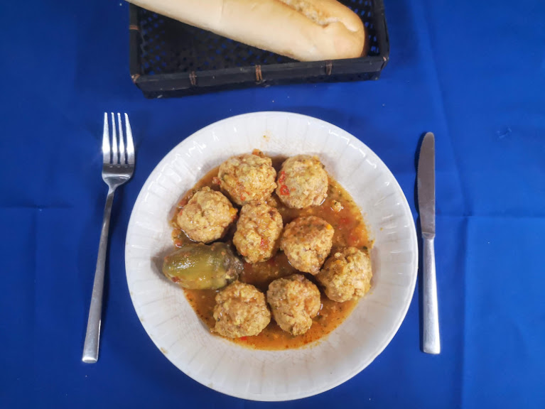 Albóndigas en salsa de bajas calorías con alcachofas
