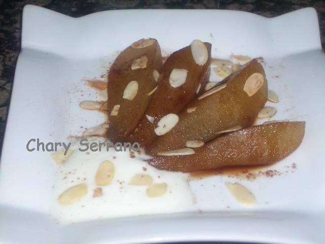 Peras al Pedro Ximenez con yogur y almendras, sin azúcar