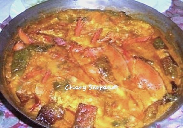 Paella con bogavante y pimientos