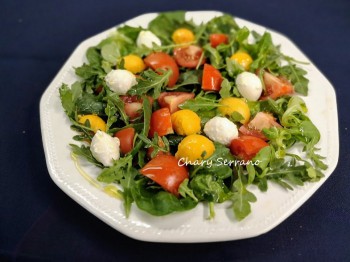 ENSALADA DE CANÓNIGOS, RÚCULA, MANGO Y QUESO