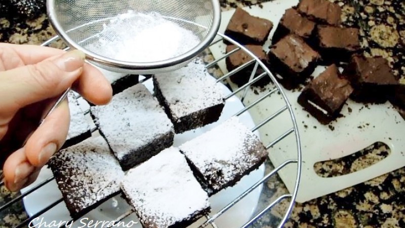 BROWNIE DE CHOCOLATE NEGRO, CON SORPRESA OREO