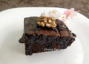 Brownie de chocolate, plátano y nueces