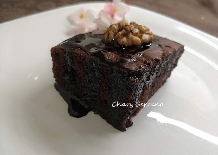 Brownie de chocolate, plátano y nueces