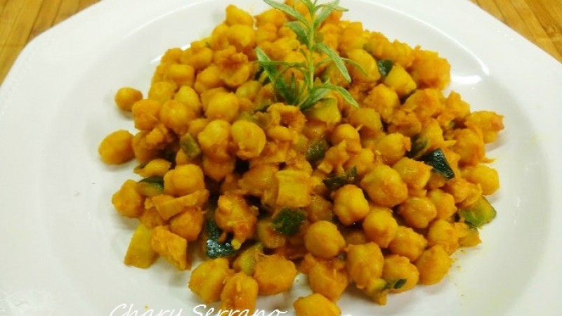 GARBANZOS SALTEADOS CON CALABACÍN, POLLO Y CURRY