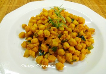 GARBANZOS SALTEADOS CON CALABACÍN, POLLO Y CURRY