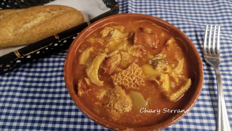 Callos de ternera con manitas de cerdo, chorizo y morcilla