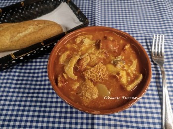 Callos de ternera con manitas de cerdo, chorizo y morcilla