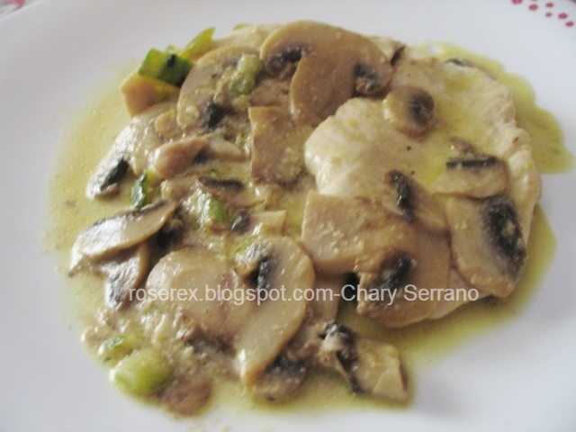 pechuga pollo con champiñones, apio y yogur
