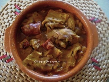 Guiso de callos y patas de ternera con morros de cerdo