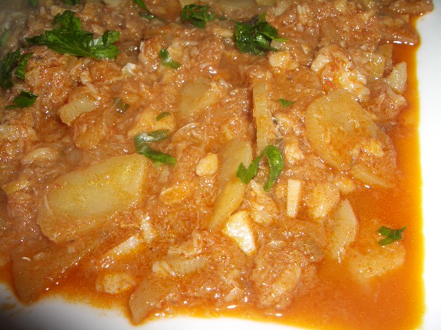 Patatas caldosas en ajo pollo, con almendras