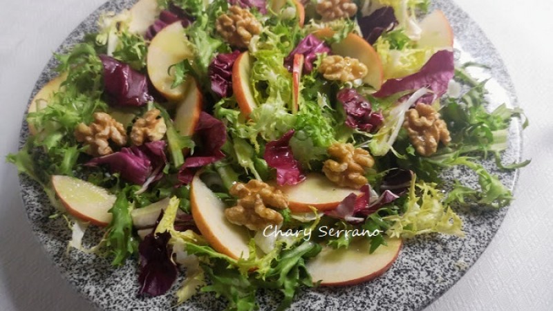 Ensalada de escarola con manzana y nueces