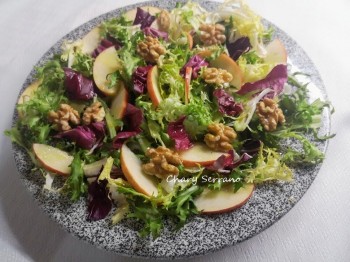 Ensalada de escarola con manzana y nueces