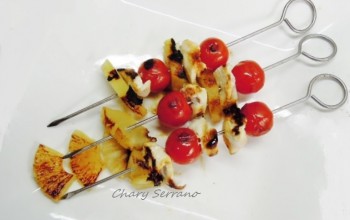 BROCHETAS DE POLLO, PIÑA Y CHERRYS