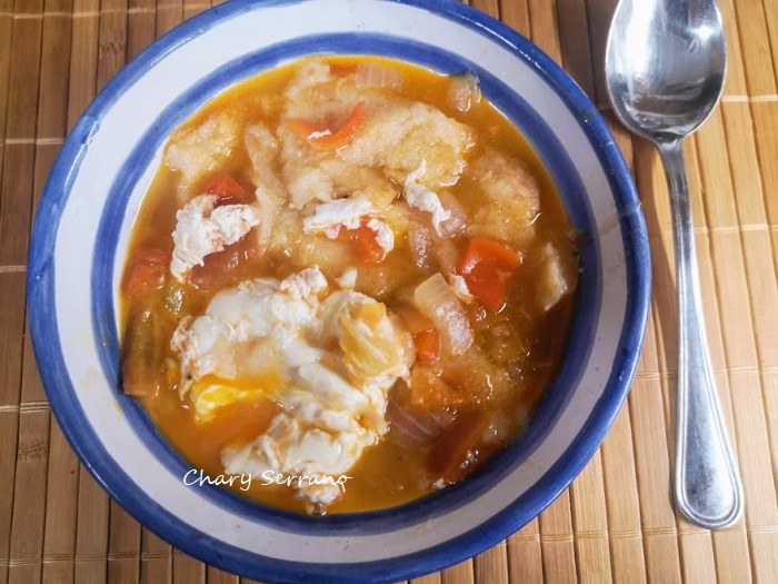 Sopa de pan con tomate, pimiento, cebolla y ajos.
