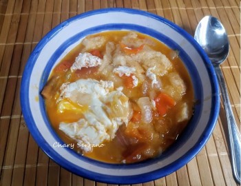 Sopa de pan con tomate, pimiento, cebolla y ajos