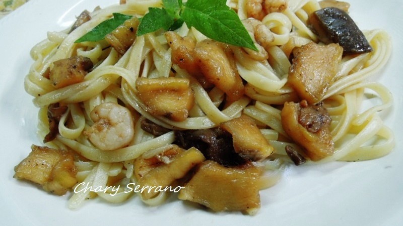 TALLARINES CON SETAS, CALABACÍN Y GAMBAS