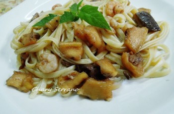 TALLARINES CON SETAS, CALABACÍN Y GAMBAS