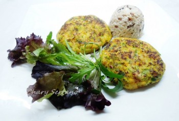 Medallones de salmón marinado y hortalizas