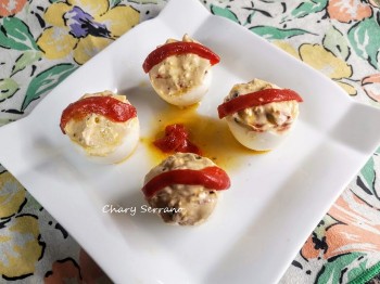 HUEVOS RELLENOS DE PIMIENTOS, QUESO Y AJO NEGRO, bajas calorías