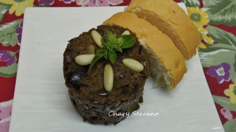 MORCILLA VEGANA DE BERENJENAS, AJO NEGRO Y PIÑONES