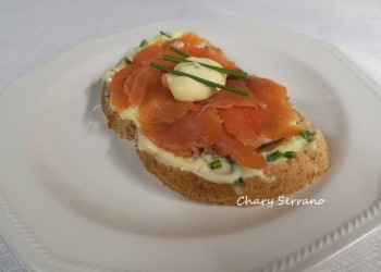 TOSTA DE MAYONESA Y CEBOLLINO CON SALMÓN AHUMADO