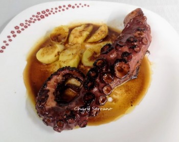 Pulpo gallego a la parrilla con emulsión de aove y su jugo