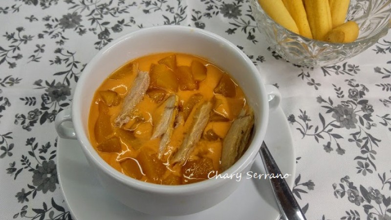 Salmorejo de tomate y melocotón con melva