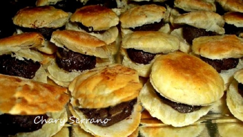 CONCHAS DE HOJALDRE CON CHOCOLATE ESPECIADO Y PASAS