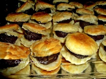 CONCHAS DE HOJALDRE CON  CHOCOLATE ESPECIADO Y PASAS