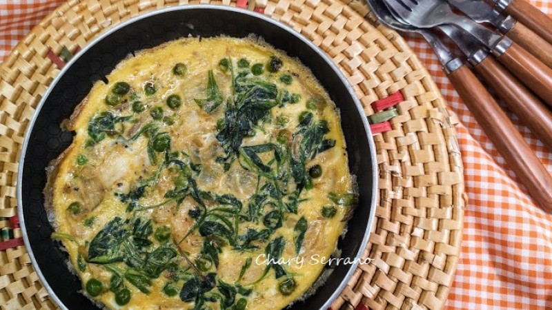 Frittata de cebolla, espinacas y guisantes