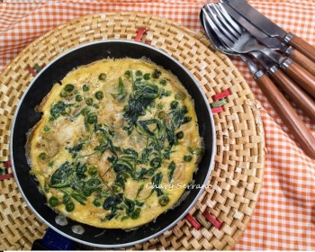 Frittata de cebolla, espinacas y guisantes