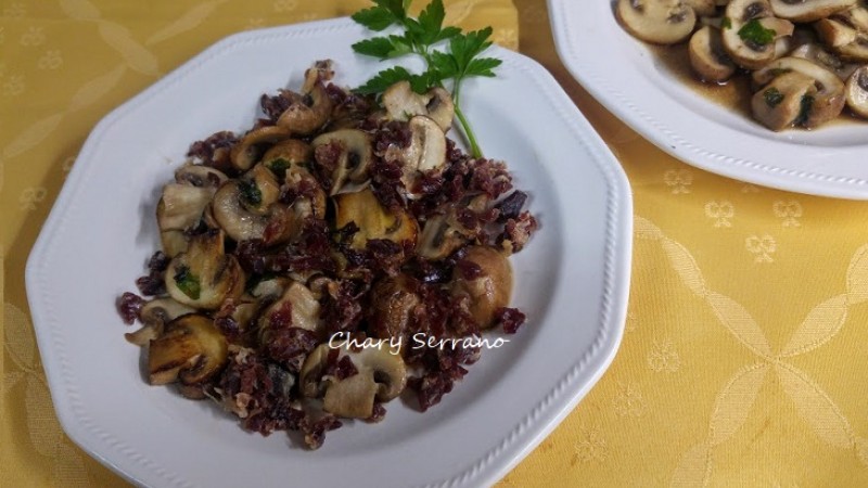 Champiñones Portobello salteados con jamón