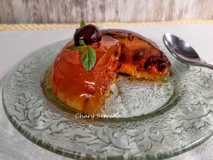 Molde de gelatina con manzana y guindas