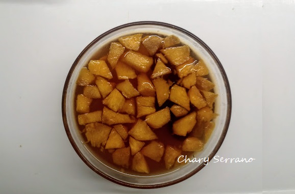 Molde de gelatina con manzana y guindas