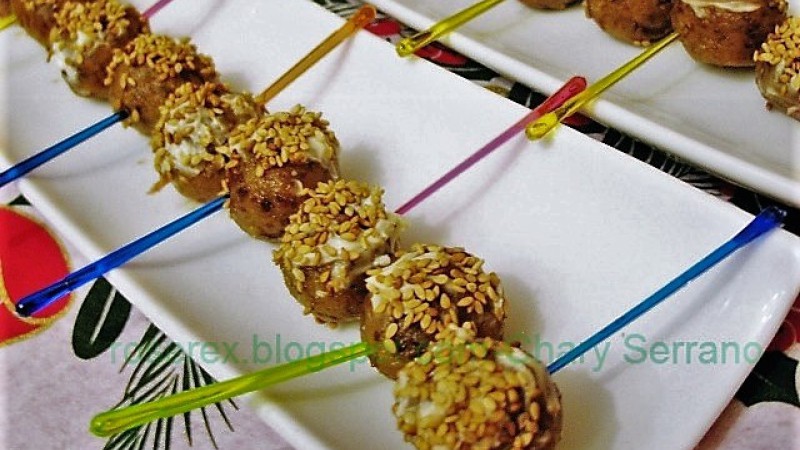 BOLITAS DE DATILES CON ALMENDRAS Y QUESO AZUL