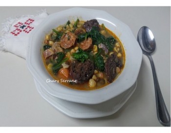 Potaje de garbanzos con jamón, chorizo, morcilla y acelgas