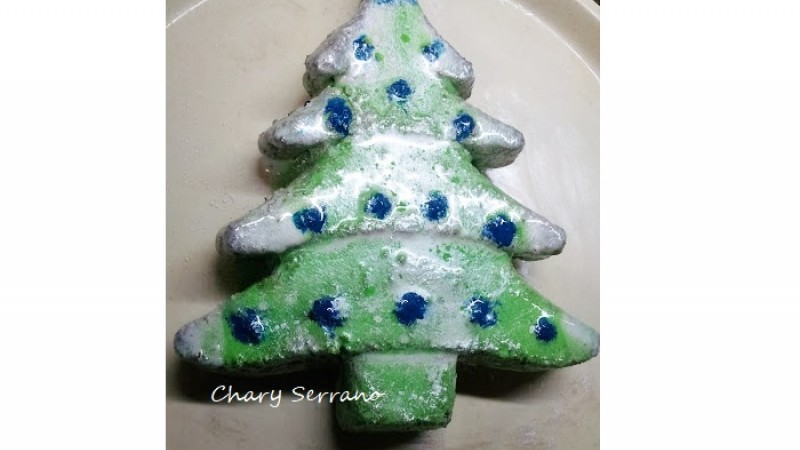 BIZCOCHO GLASEADO EN FORMA DE ABETO