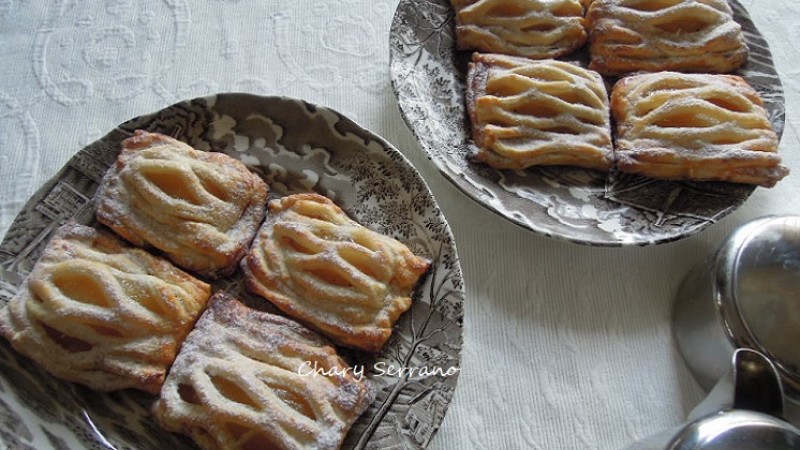 Hojaldres con pera y canela
