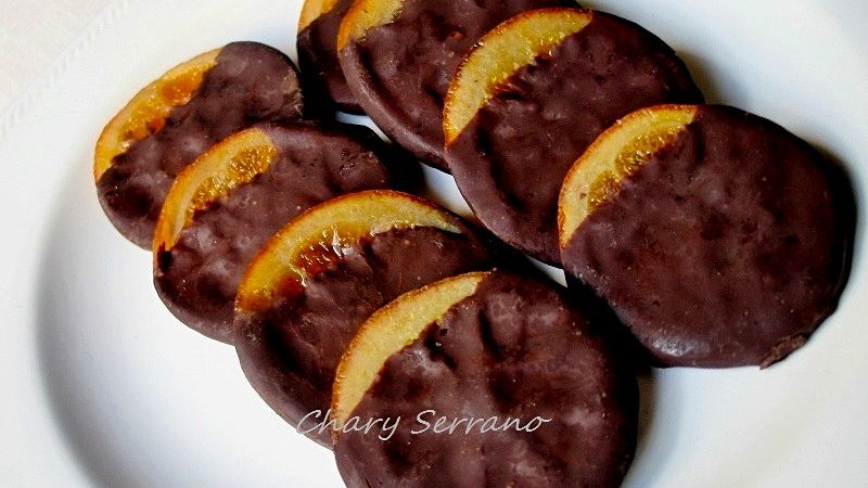 Naranjas confitadas y bañadas en chocolate