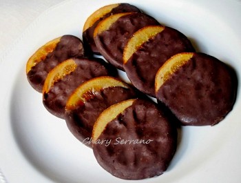 Naranjas confitadas y bañadas en chocolate