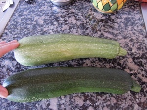 Con un pelador fui quitándoles toda la piel.  Luego los corté a rodajas de 1,5 cm. de grosor (aproximadamente). Las rodajas de los  extremos las reservé para otra preparación, pues solo aproveché las que tenían semillas, que quedaran en aros. Para quitarle las pipas se hunden con los dedos y salen fácilmente.