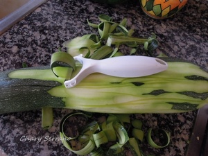 Preparé unas cuerdas de fibra y las rodajas mas pequeñas las puse en una ventana en la que da el sol toda la tarde y las mas grandes en una baranda de terraza que da el sol todo el día. Las de la baranda como eran mas y pesaban mucho, las até a los lados y en dos partes mas, para que quedaran mas rectas y repartir el peso.