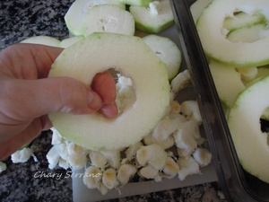 Preparé unas cuerdas de fibra y las rodajas mas pequeñas las puse en una ventana en la que da el sol toda la tarde y las mas grandes en una baranda de terraza que da el sol todo el día. Las de la baranda como eran mas y pesaban mucho, las até a los lados y en dos partes mas, para que quedaran mas rectas y repartir el peso.