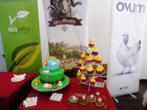 Y la atracción para todos los viandantes: en la fachada de la Diputación de Córdoba, un corralito con ovejas merinas