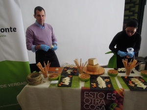 Y la atracción para todos los viandantes: en la fachada de la Diputación de Córdoba, un corralito con ovejas merinas