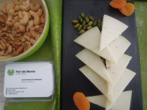 Y la atracción para todos los viandantes: en la fachada de la Diputación de Córdoba, un corralito con ovejas merinas