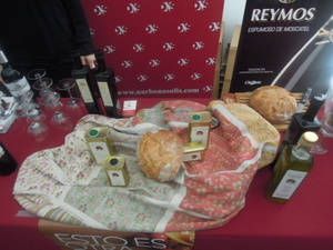 Y la atracción para todos los viandantes: en la fachada de la Diputación de Córdoba, un corralito con ovejas merinas