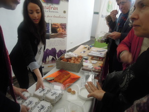 Y la atracción para todos los viandantes: en la fachada de la Diputación de Córdoba, un corralito con ovejas merinas